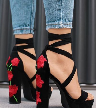 sandały z różami