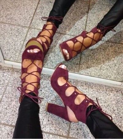 bordowe wiązane sandały na słupku