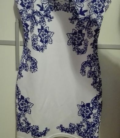 Biała sukienka wzory niebieskie